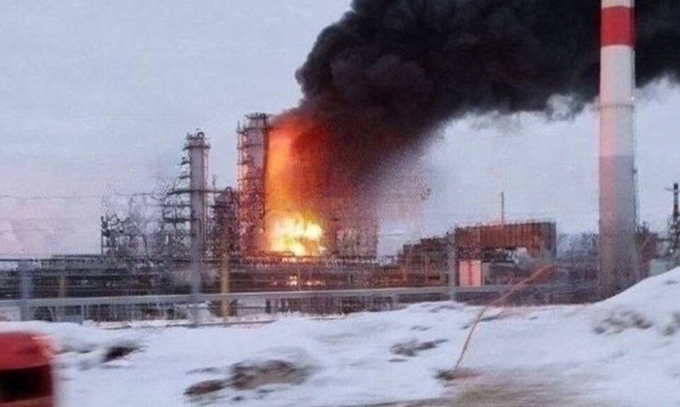 Raffineria russa in fiamme