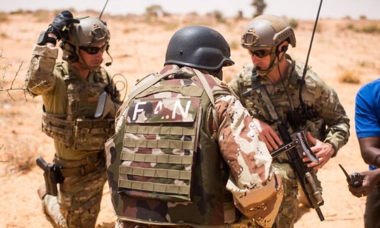 American soldiers "train" Niger soldiers