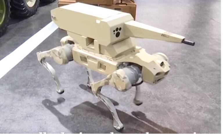 武装したロボット犬