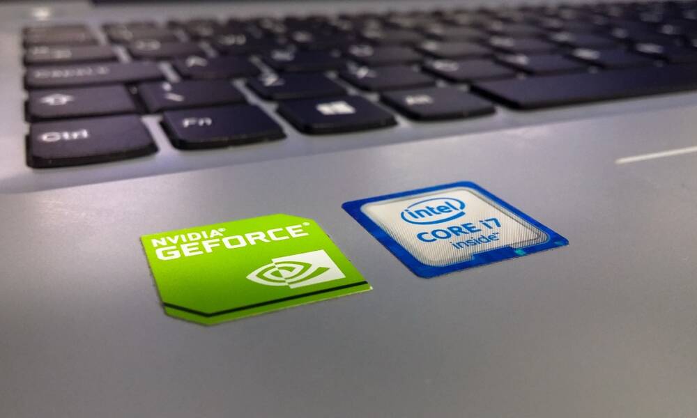 Logo di GeForce e Intel