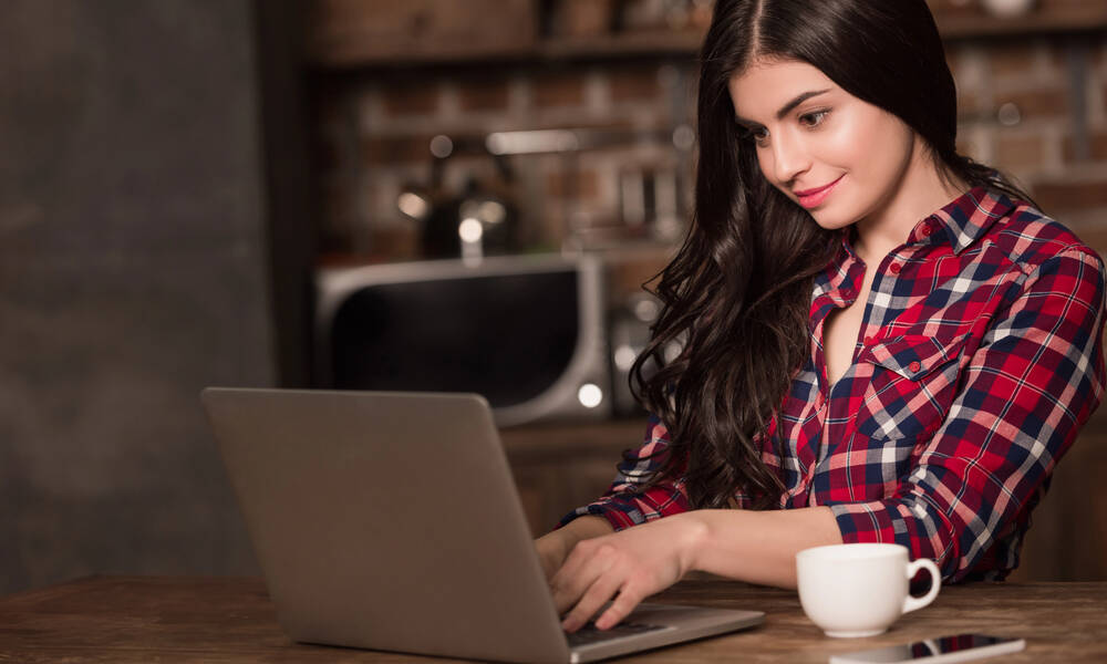 Ragazza al computer