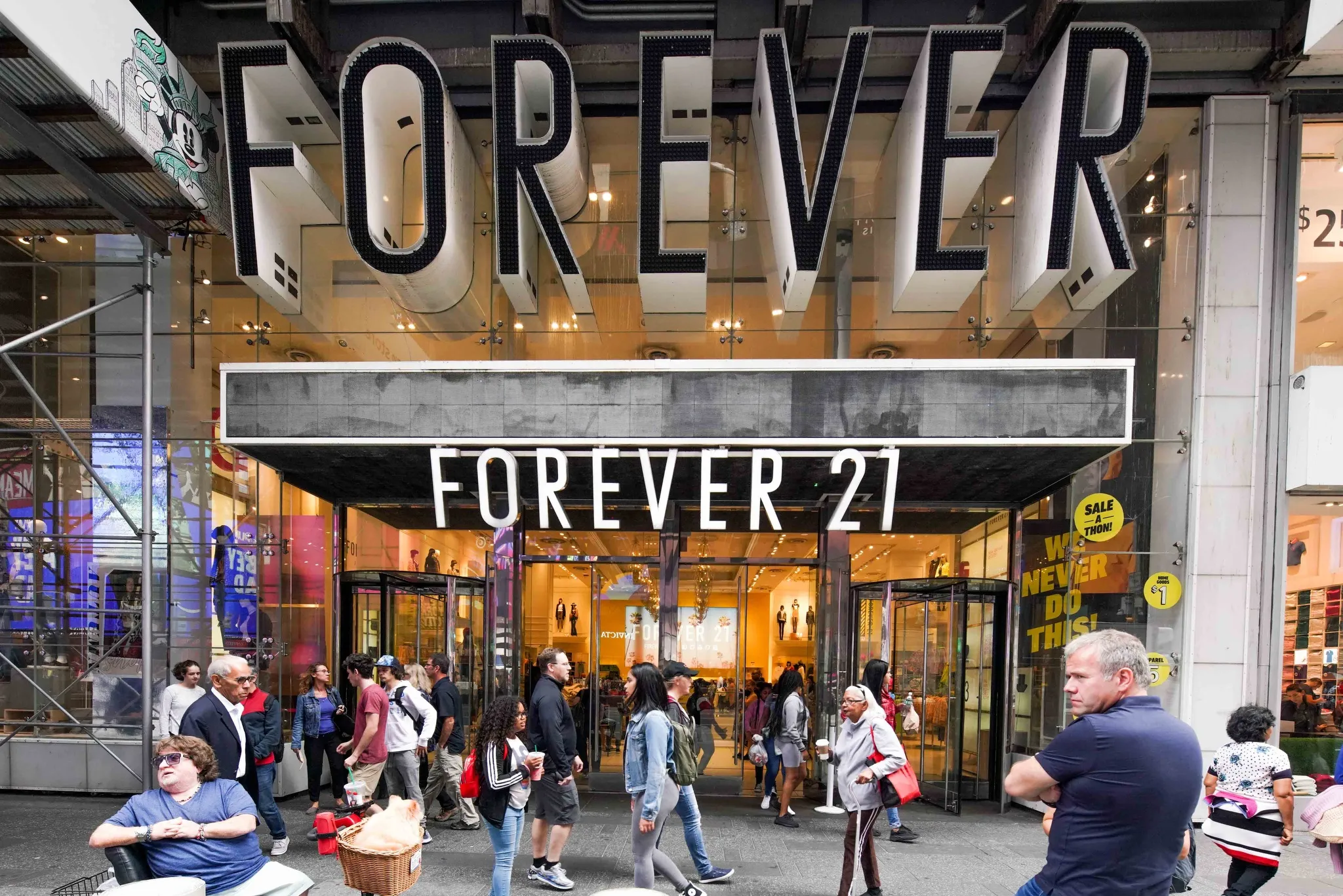 Fallisce a chiude un grande Marchio USA: addio Forever 21, ucciso da Temu e Shein