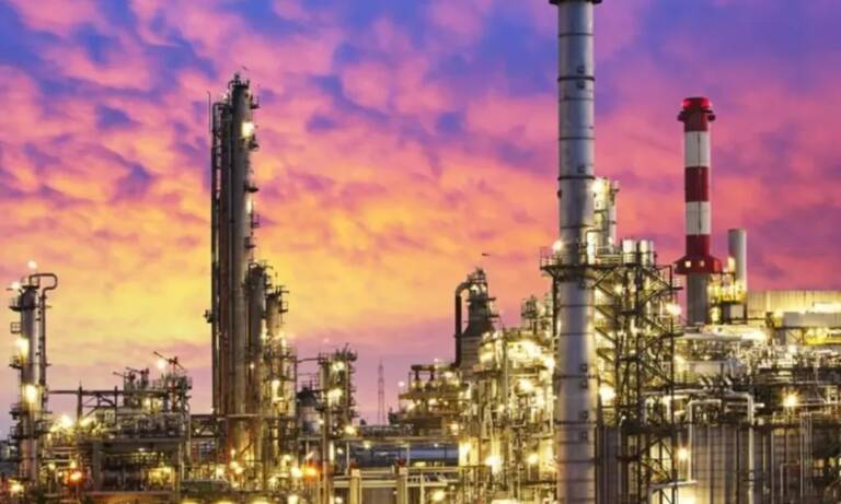 La super-raffineria nigeriana Dangote inciampa. Meno greggio e stop alla benzina: un “assist” inatteso all’Europa.