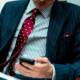 Uomo d'affari con smartphone