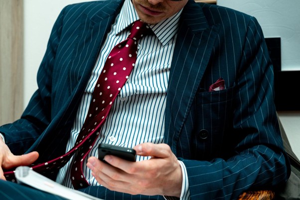 Uomo d'affari con smartphone