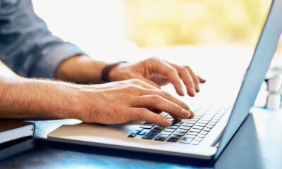 Persona che utilizza un notebook