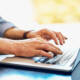 Persona che utilizza un notebook