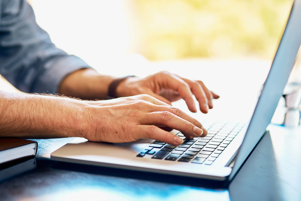 Persona che utilizza un notebook