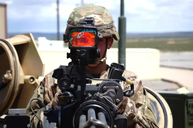 Un Minigun sul carro armato Abrams: la risposta USA da 6.000 colpi al minuto contro la minaccia dei droni