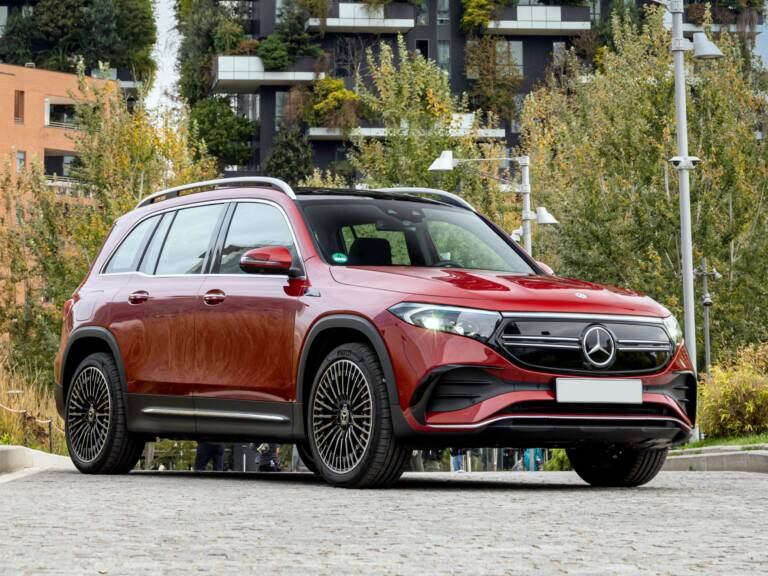 Mercedes-Benz, utili dimezzati e vendite in calo: un futuro a rischio?