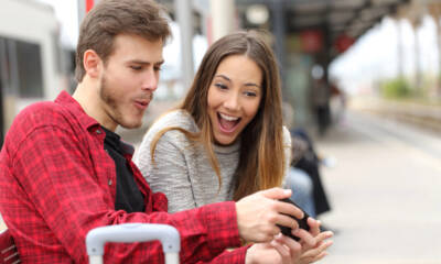 Coppia che gioca con smartphone