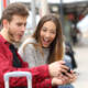 Coppia che gioca con smartphone