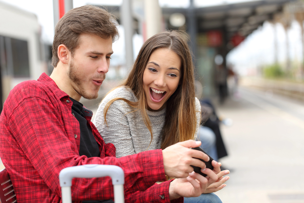 Coppia che gioca con smartphone