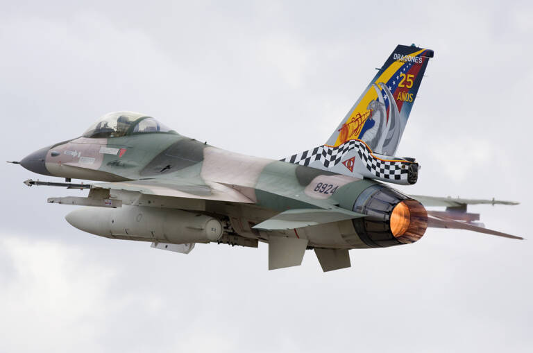 Venezuelan F 16s challenge US Navy: armed flyover of a destroyer