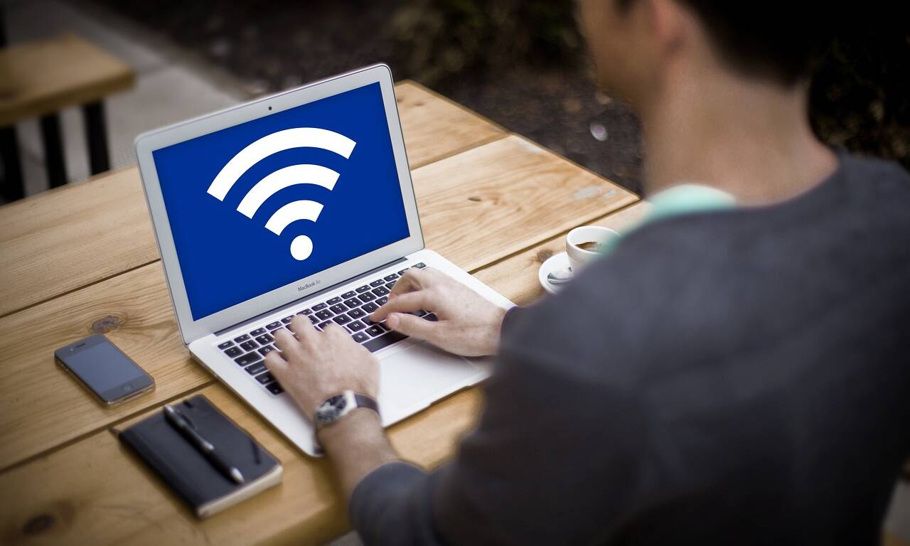 Ragazzo al computer