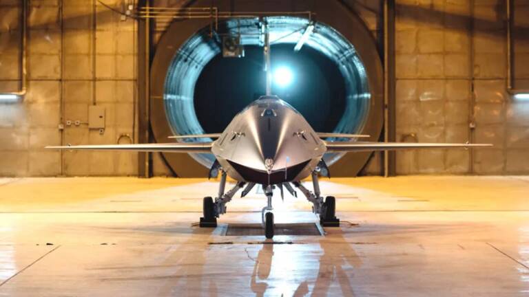 Il Governo USA si spegne? E il nuovo drone da combattimento resta a terra.