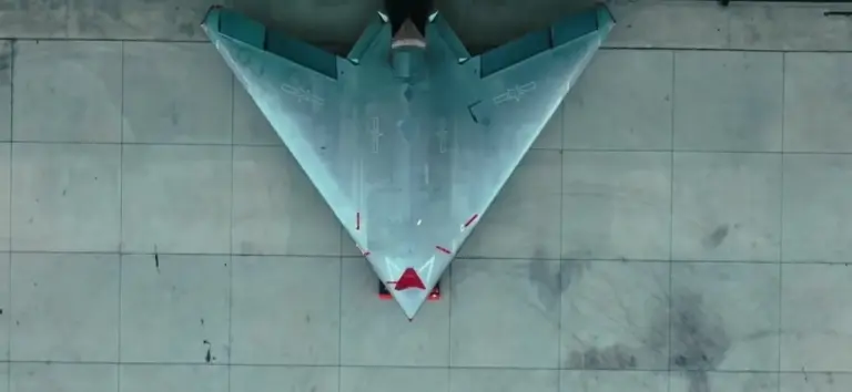 La Cina svela la sua nuova arma: il drone stealth GJ-11 vola con i caccia J-20. Propaganda o realtà operativa?
