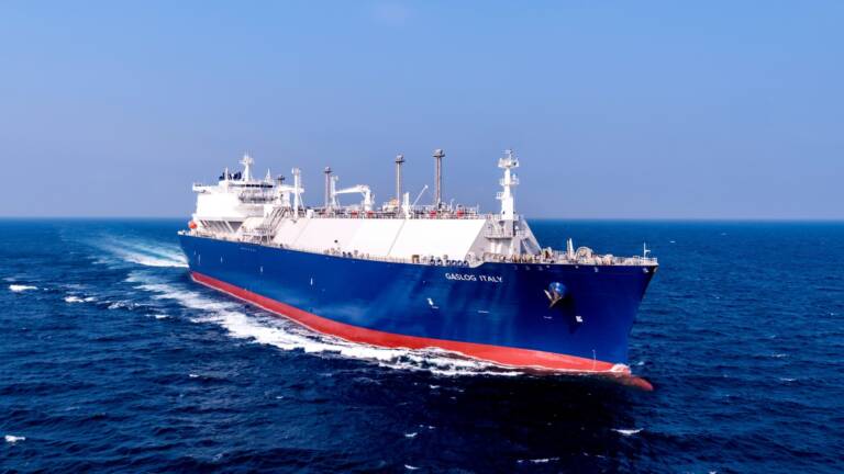 La grande corsa al GNL: l’Europa supera l’Asia, ma si spara sui piedi con la burocrazia