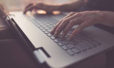 Ragazzo al computer (© Depositphotos)