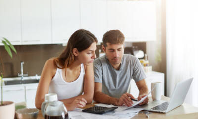 Coppia che fa i conti di casa