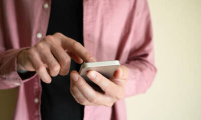 Persona con smartphone in mano