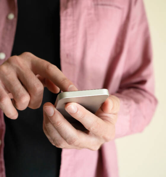 Persona con smartphone in mano