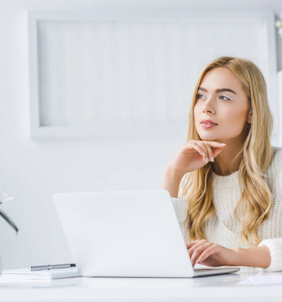 Donna al computer (© Depositphotos)