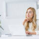 Donna al computer (© Depositphotos)