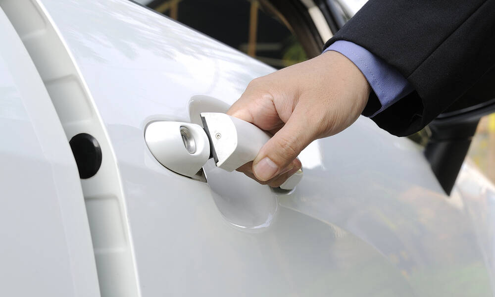 Apertura della portiera dell'auto