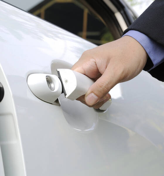 Apertura della portiera dell'auto