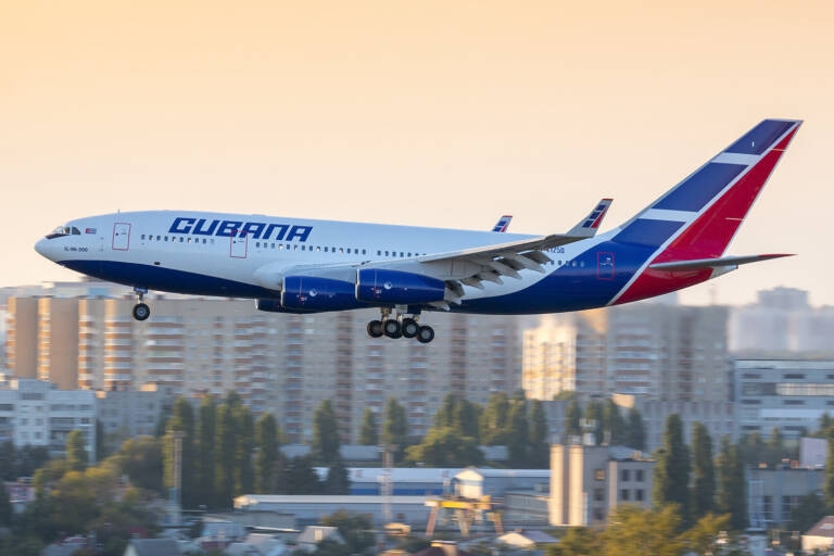 Cuba al buio: Mosca invia petrolio “umanitario” mentre i turisti russi restano a terra