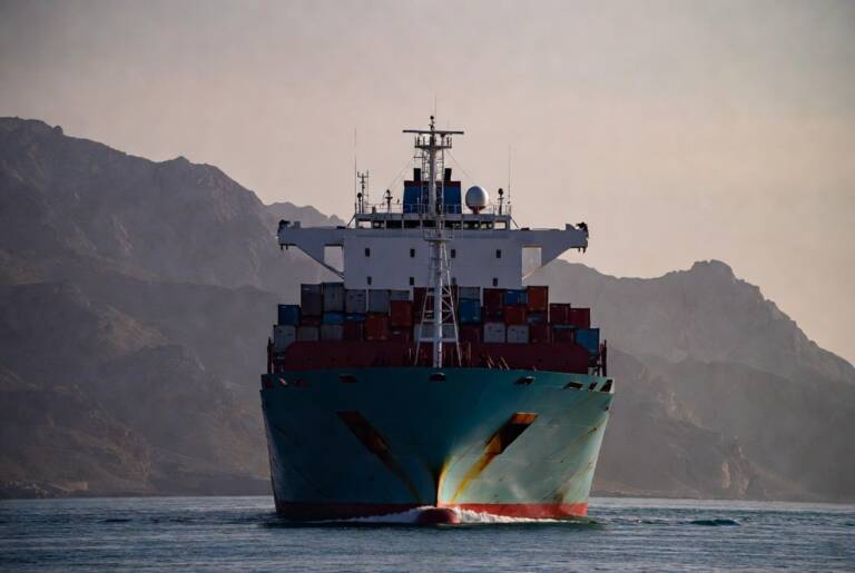 Sorpresa a Hormuz: l’Iran blocca due navi portacontainer cinesi