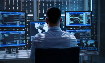 Operatore al computer (© Depositphotos)