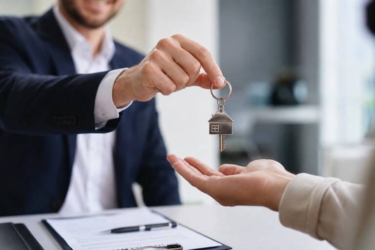 Come trovare agenzie immobiliari affidabili per affitti a pensionati all’estero?
