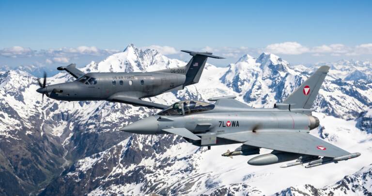 Cieli inquieti sulle Alpi: l’Austria lancia gli Eurofighter contro i voli “Segreti” USA. Cosa succede?