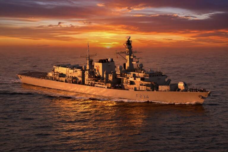Il declino della Royal Navy: ritirata la fregata HMS Iron Duke dopo un restauro milionario. Il confronto con l’Italia