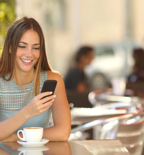 Ragazza con smartphone