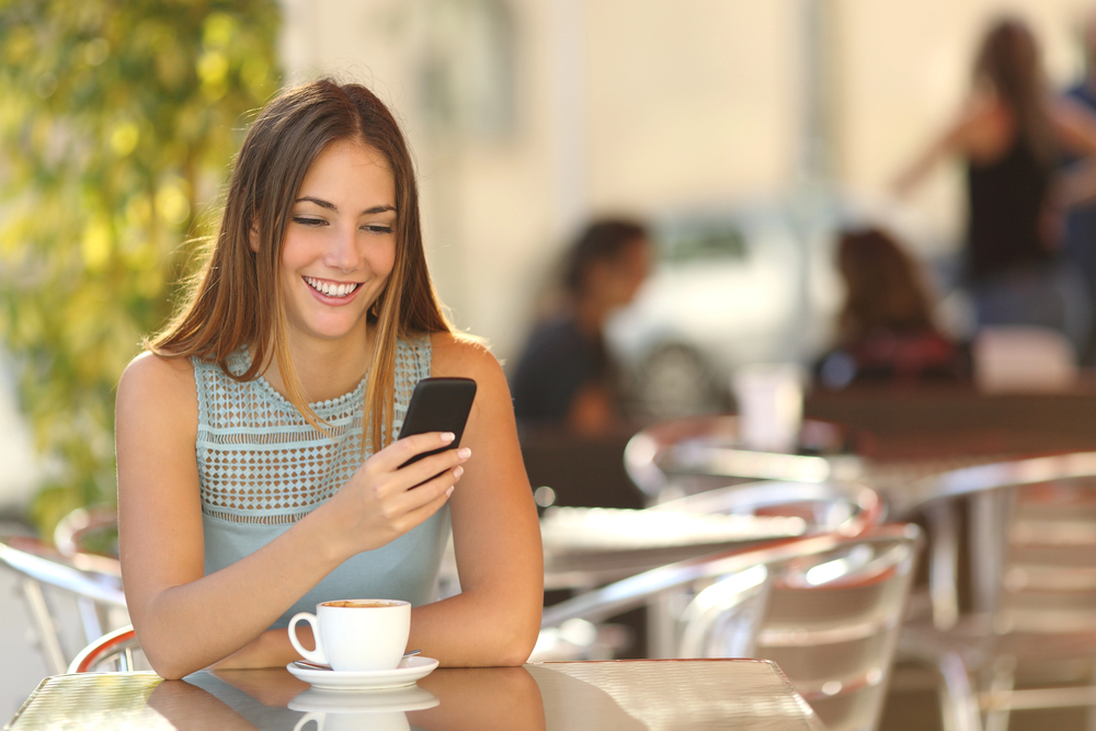 Ragazza con smartphone