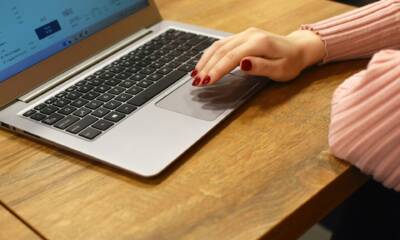 Donna che utilizza un notebook