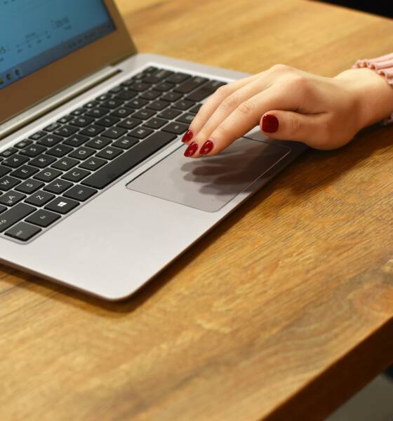 Donna che utilizza un notebook