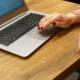 Donna che utilizza un notebook