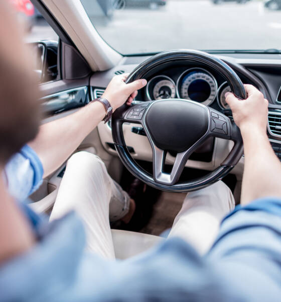 Uomo al volante