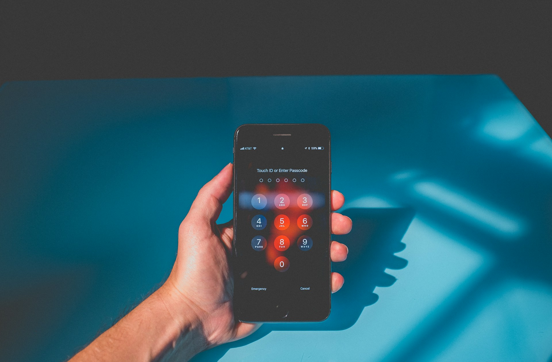 Smartphone in mano