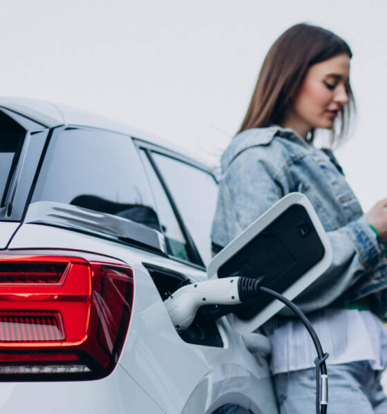Auto elettrica in carica