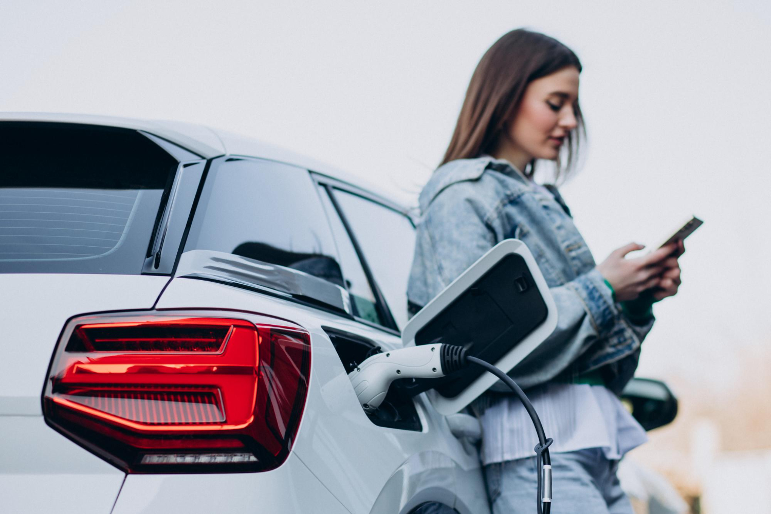 Auto elettrica in carica