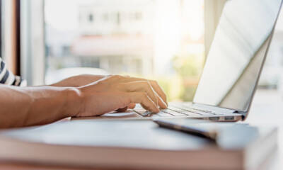 Persona al lavoro su notebook