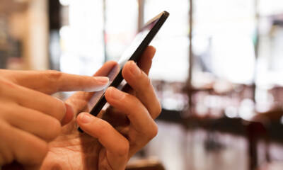 Smartphone in mano