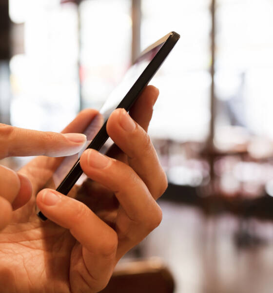 Smartphone in mano