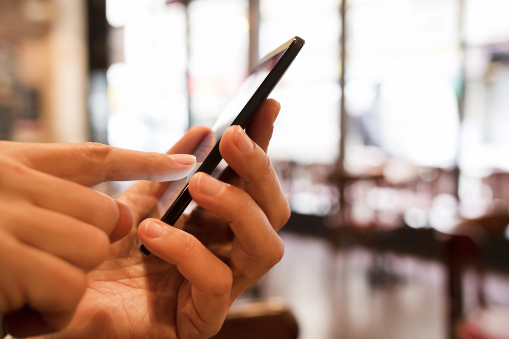 Smartphone in mano